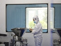 不負(fù)秋日好時(shí)光 ，亞歐廠里生產(chǎn)忙， 機(jī)器轟鳴干勁足，熱火朝天普新章！